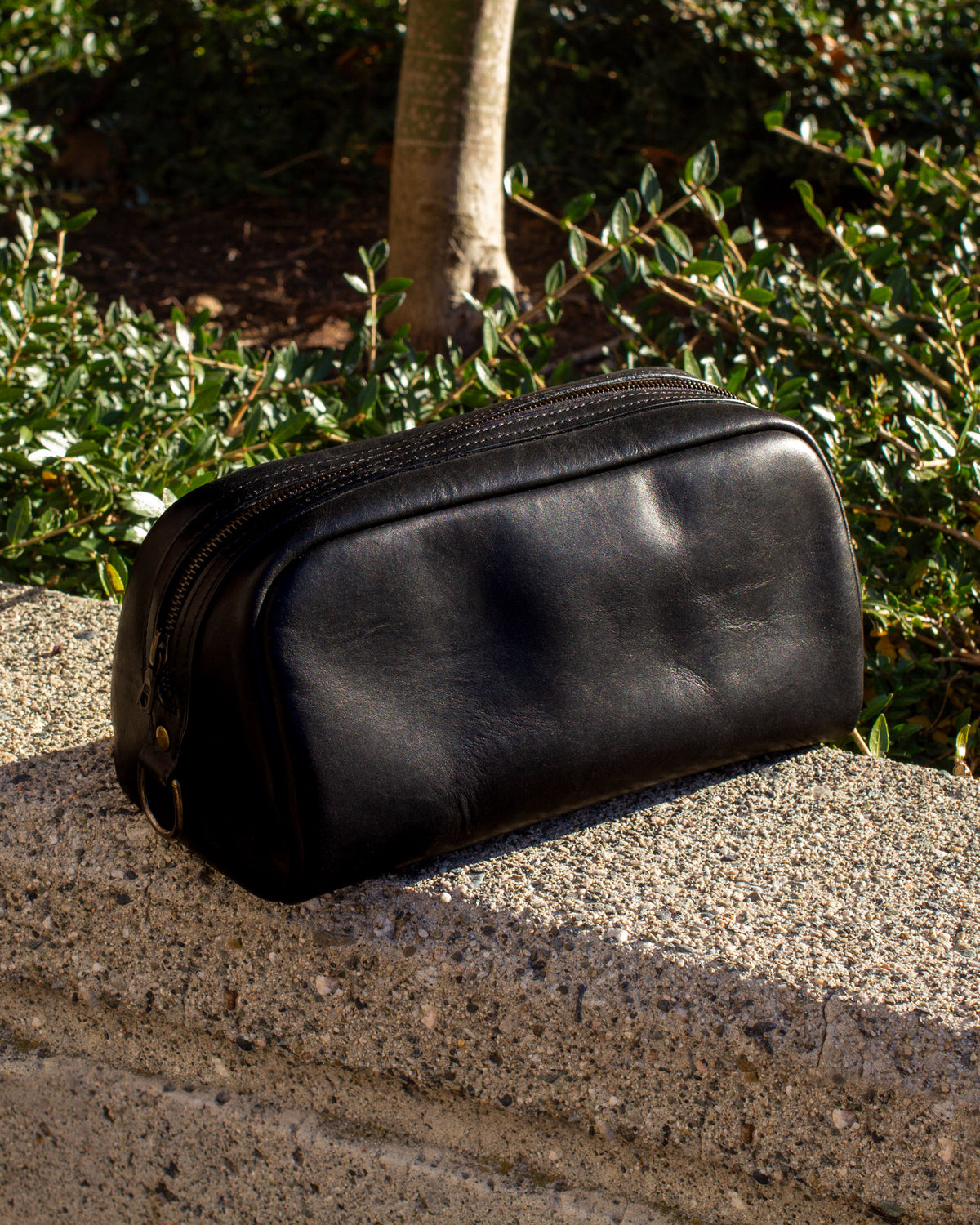 Un Chabanel Dopp Kit d'Archive Leather Goods, en cuir Horween Essex noir; vue de côté.