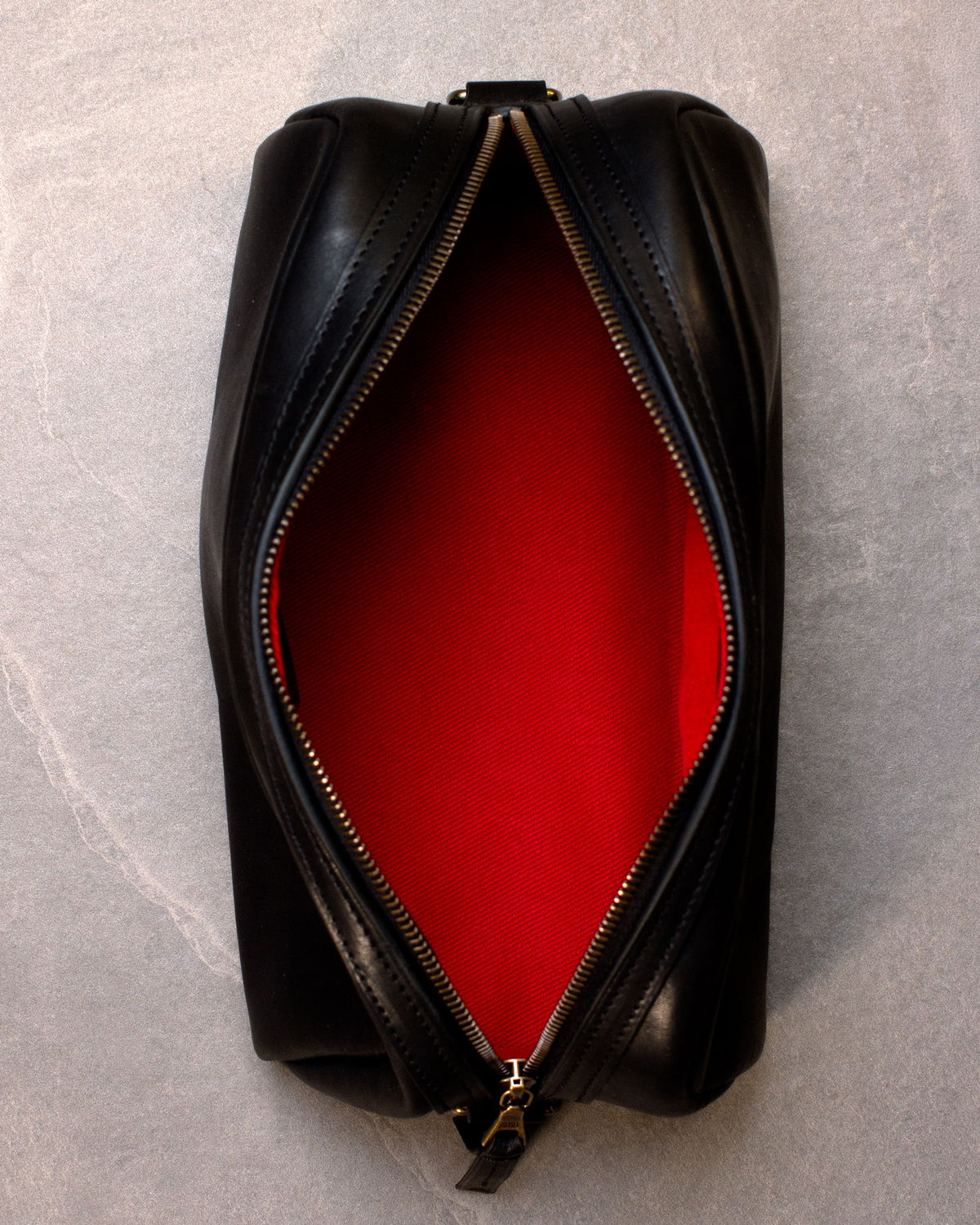 Un Chabanel Dopp Kit d'Archive Leather Goods, en cuir Horween Essex noir; ouvert.