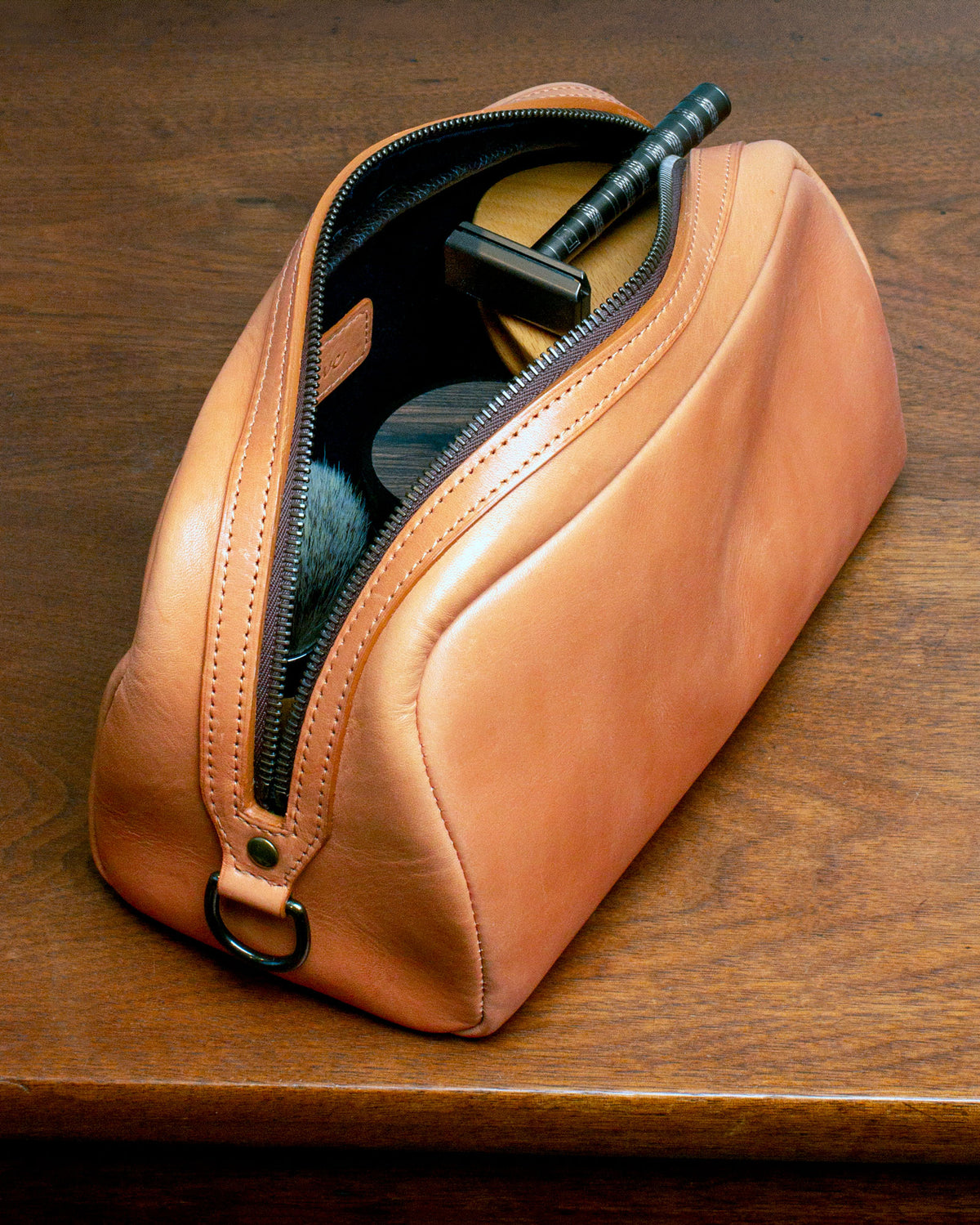 Un Chabanel Dopp Kit d'Archive Leather Goods, en cuir Horween Essex naturel; rempli d'accessoires de rasage.