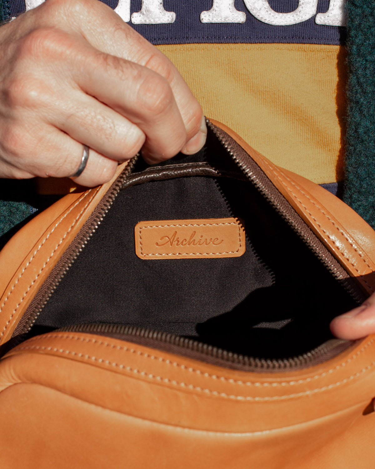 Un Chabanel Dopp Kit d'Archive Leather Goods, en cuir Horween Essex naturel; ouvert, étiquette visible.