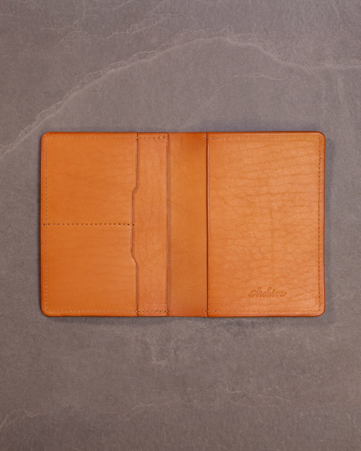 Un Chabanel Passport Wallet d'Archive Leather Goods, en cuir Horween Essex naturel; posé ouvert.