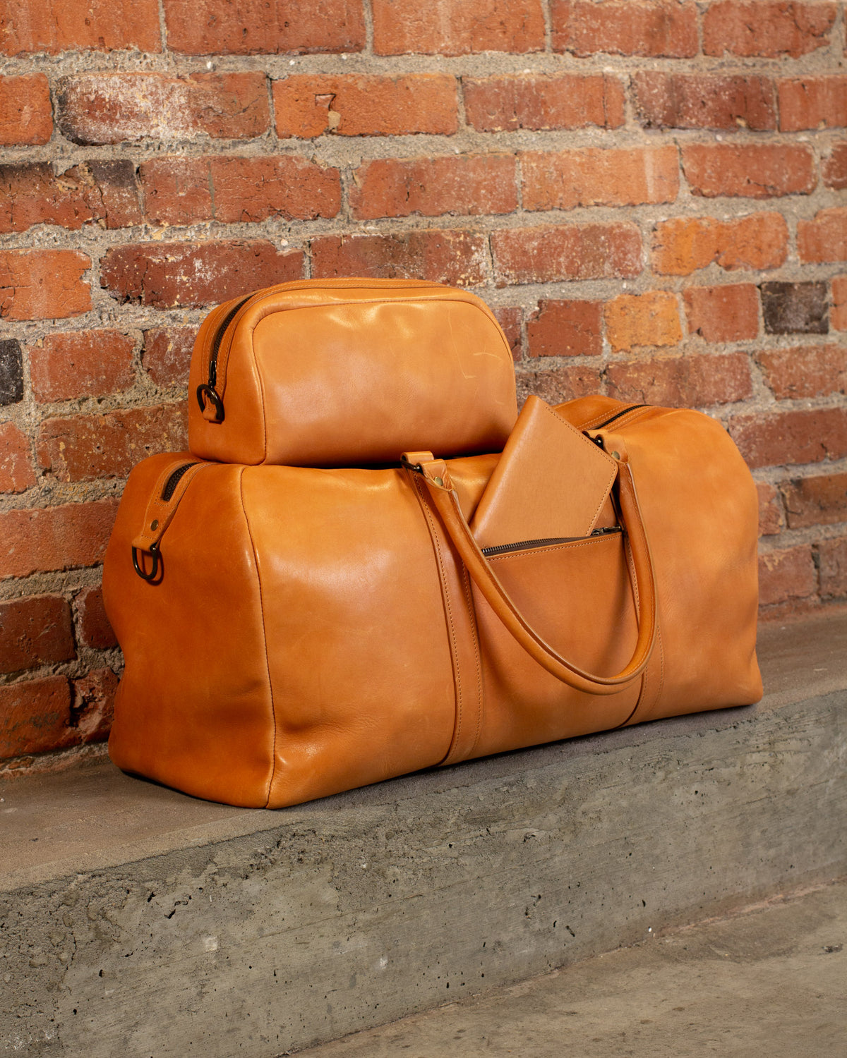 Un Chabanel Travel System d'Archive Leather Goods, en cuir Horween Essex naturel; empilé.