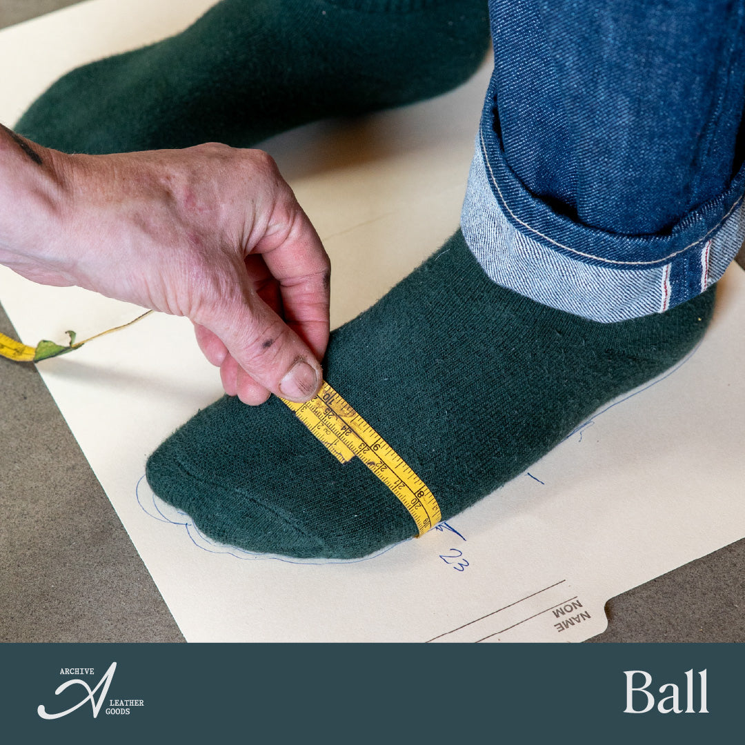 Measurement step: wrapping a tape measure around the ball of the foot.