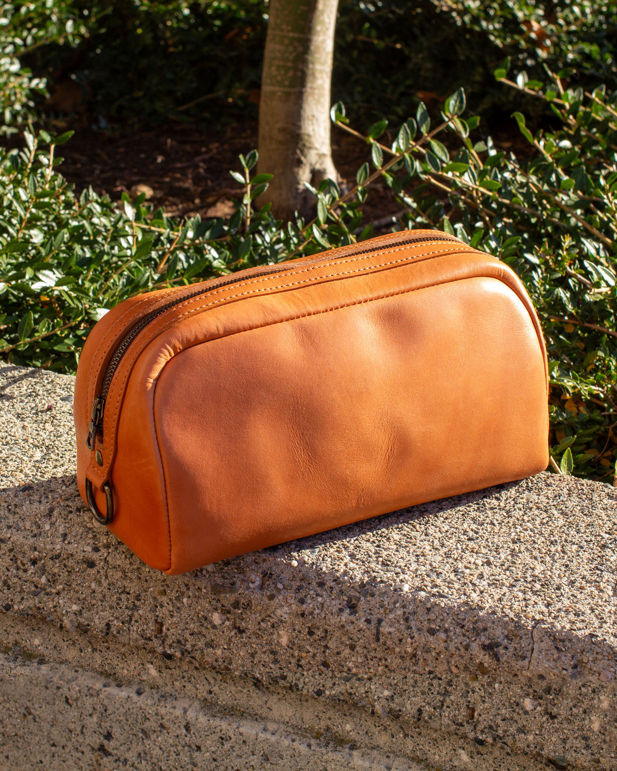 Un Chabanel Dopp Kit d'Archive Leather Goods, en cuir Horween Essex naturel; vue de côté.