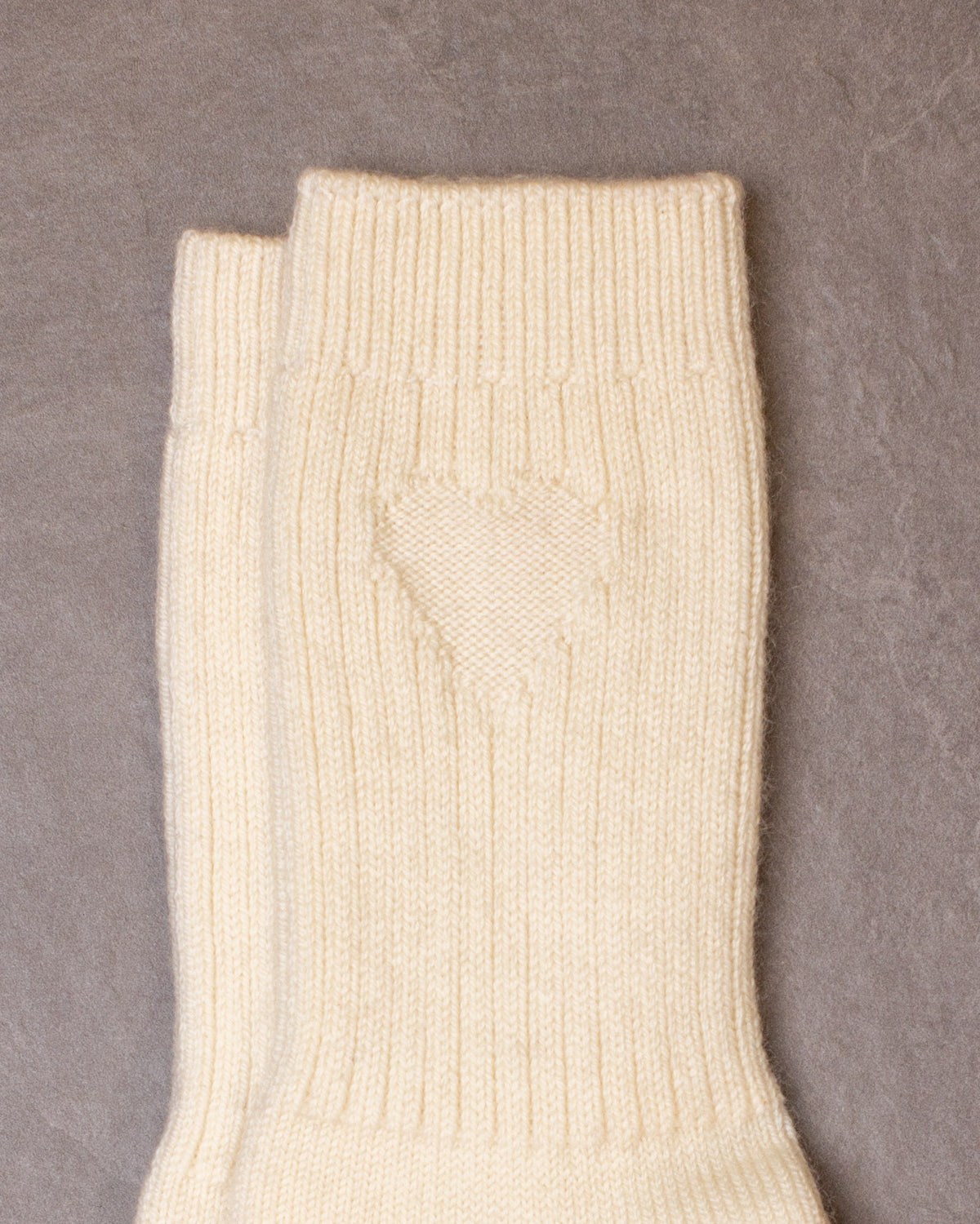Gros plan des Heritage Socks en cashmerino naturel d'Archive Leather Goods; motif de cœur en évidence.