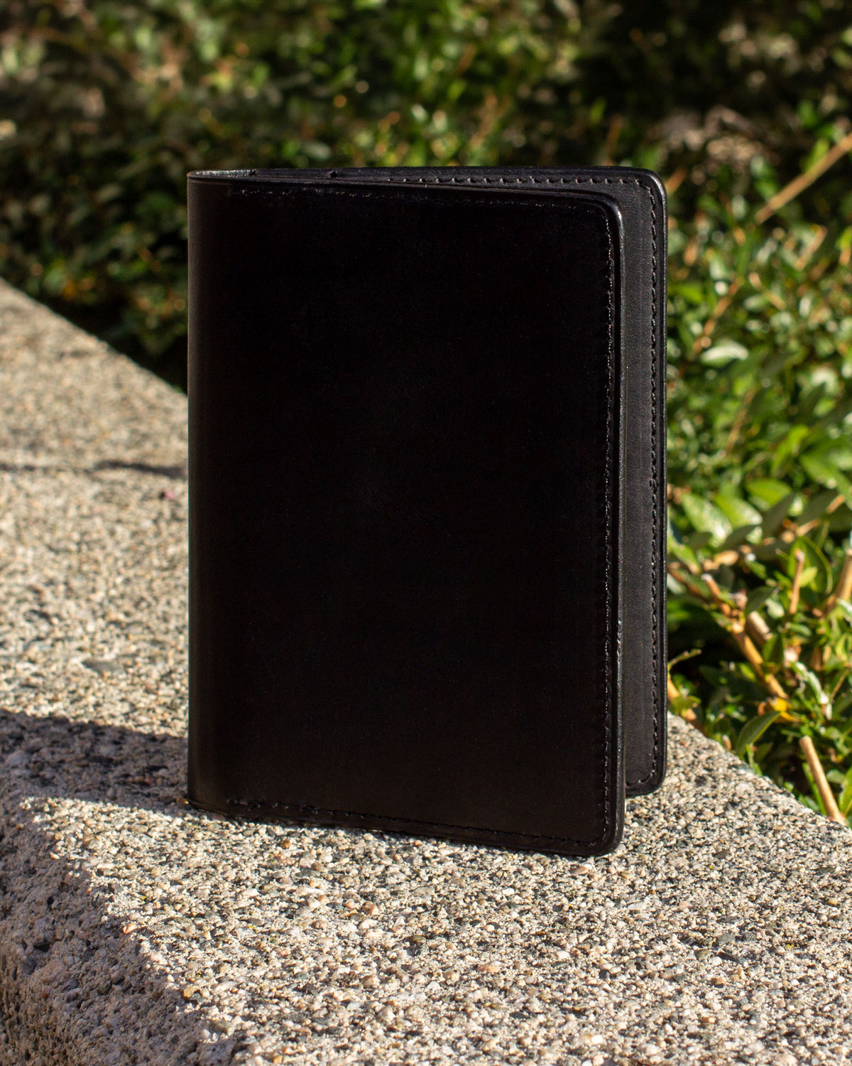 Un Chabanel Passport Wallet d'Archive Leather Goods, en cuir Horween Essex noir; vue de face.