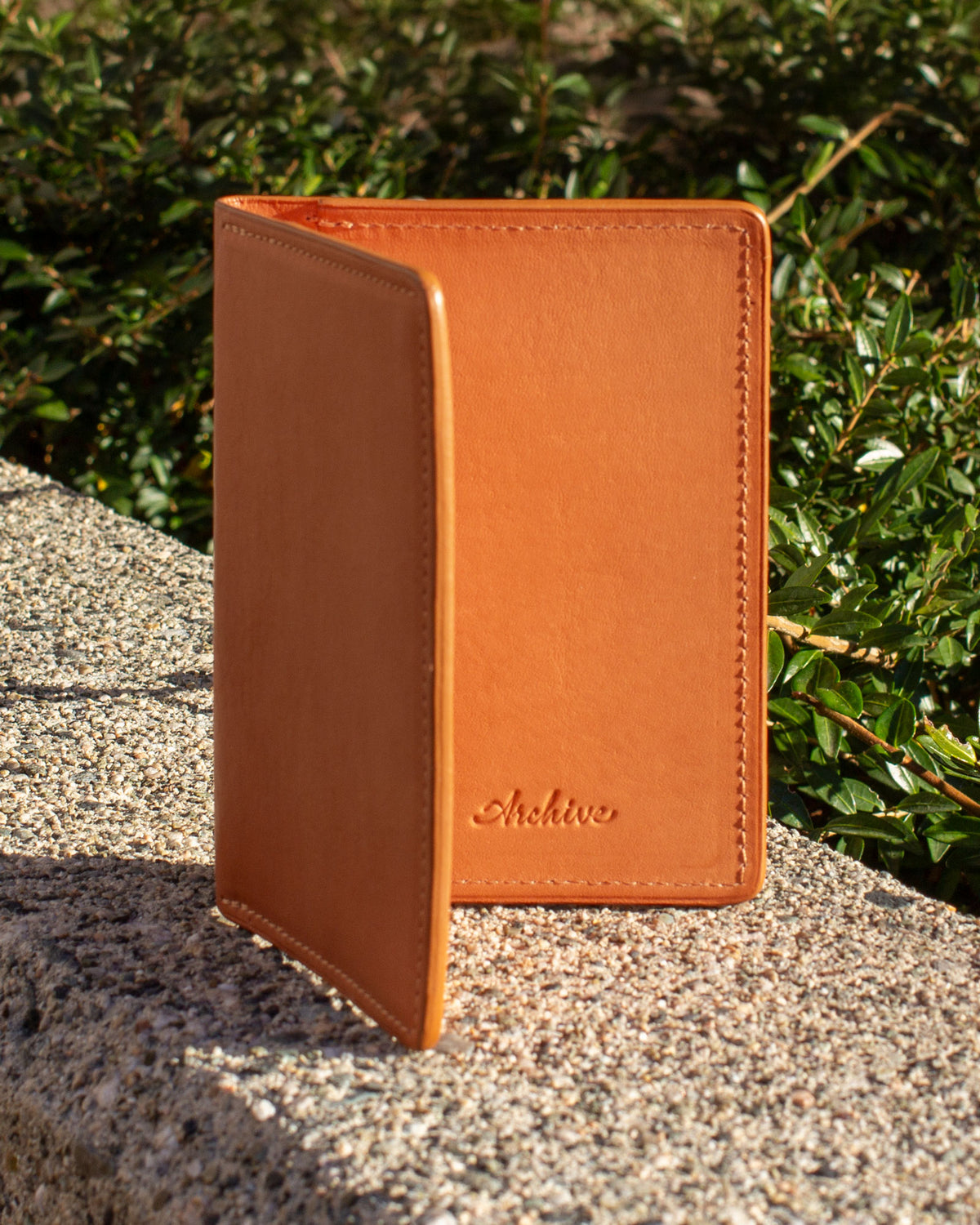 Un Chabanel Passport Wallet d'Archive Leather Goods, en cuir Horween Essex naturel; entrouvert.
