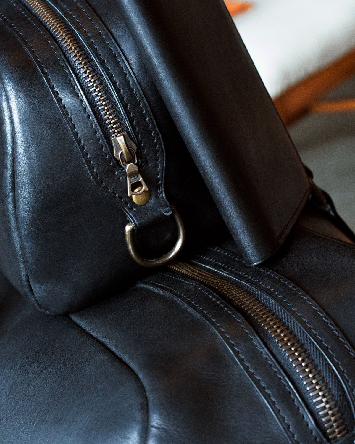 Un Chabanel Travel System d'Archive Leather Goods, en cuir Horween Essex noir; macro des fermetures éclair et de la quincaillerie.