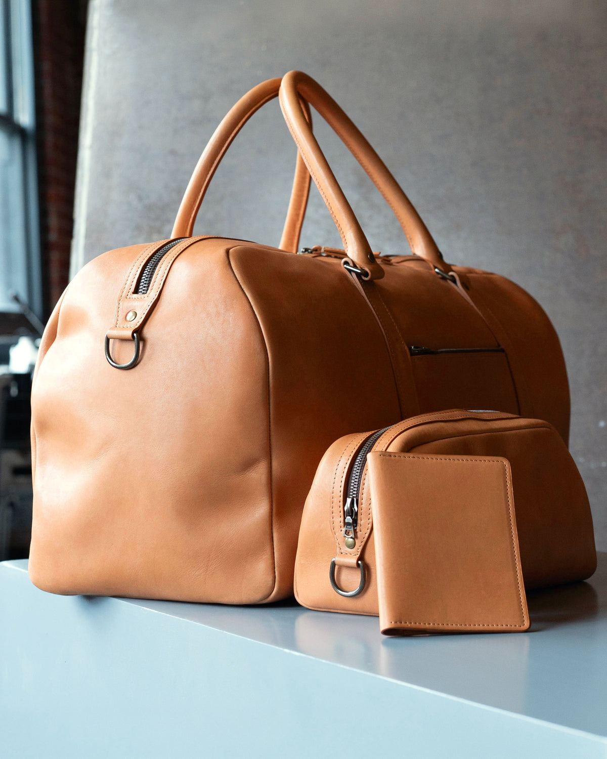 Un Chabanel Travel System d'Archive Leather Goods, en cuir Horween Essex naturel; pièces alignées.