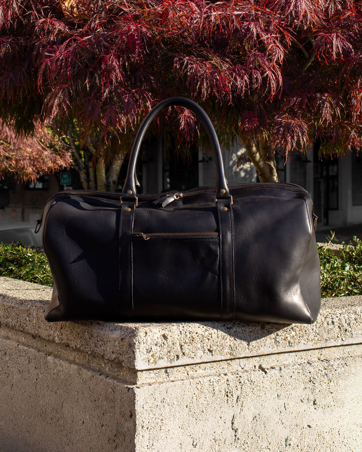 Un Chabanel Weekender Bag d'Archive Leather Goods, en cuir Horween Essex noir; vue de face.