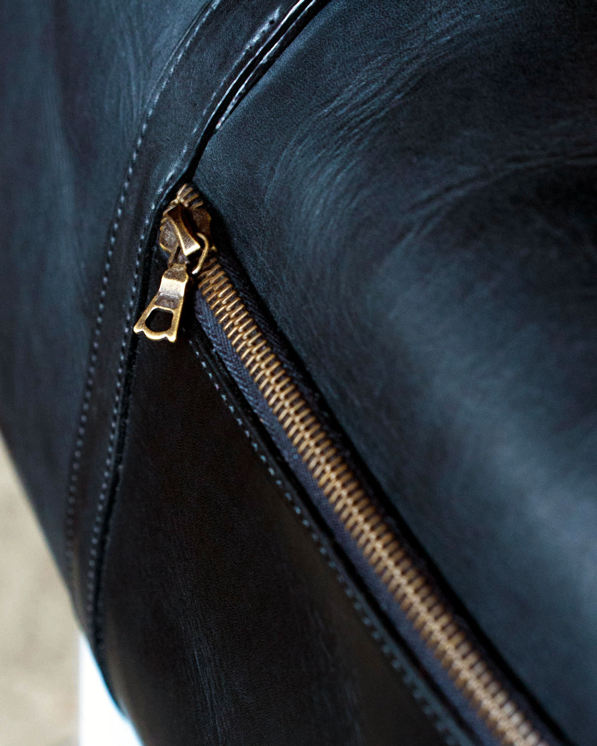 Un Chabanel Weekender Bag d'Archive Leather Goods, en cuir Horween Essex noir; macro de la fermeture éclair.